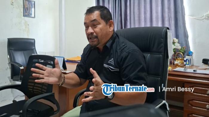 PROKER: Kepala Dinas Transmigrasi dan Tenaga Kerja Halmahera Timur Richard Sangadji saat bersedia diwawancarai Tribunternate.com disela-sela kerjanya baru-baru ini