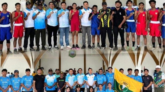 PRESTASI: Ketua KONI Halmahera Timur, Ricky Chairul Richfat melepas kontingen ke Porprov Maluku Utara 2026, Minggu (10/5/2026). Multi event ini akan berlangsung di Kecamatan Tobelo, Halmahera Utara
