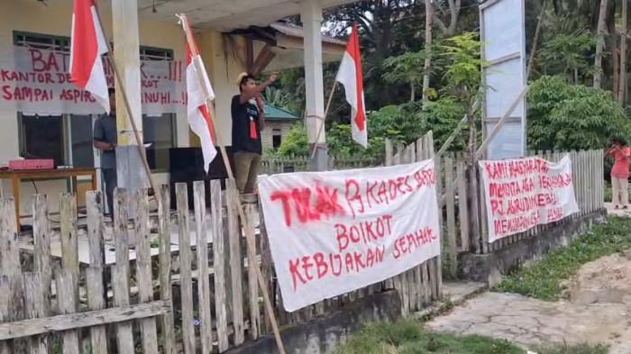 TUNTUTAN: Puluhan warga melakukan aksi demonstrasi meminta Bupati Pulau Taliabu Sashabila Mus cabut SK Pj Kades Penu John Bugis, Selasa (6/1/2026)
