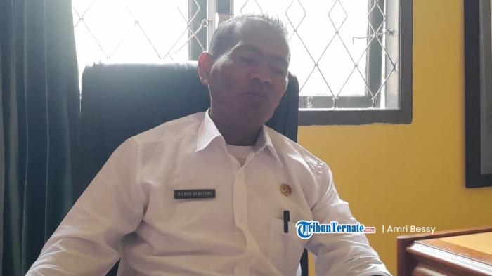 KLARIFIKASI: Kadis Perindagkop Halmahera Timur Ricko Dibeturu saat bersedia dikonfirmasi wartawan diruang kerjanya, Kamis (20/11/2025)