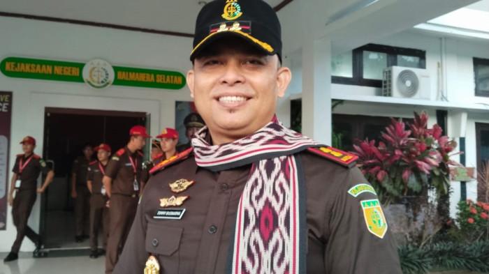 JABATAN: Kajari Halmahera Selatan Tommy Busnarma saat memberi keterangan ke awak media, Selasa (4/11/2025).