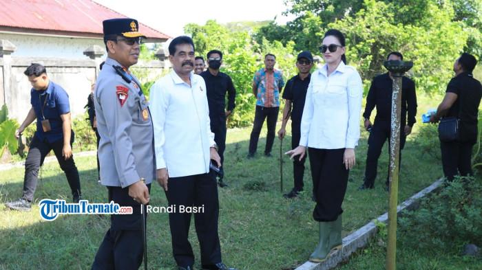 GIAT: Kajati Maluku Utara Sufari didampingi Gubernur Maluku Utara Sherly dan Kapolda Maluku Utara Irjen Pol Waris Agono meninjau kondisi bangunannya di jalan Bhayangkara, Bukit Durian, Sofifi, Oba Utara, Kota Tidore Kepulauan, Kamis (6/11/2025)