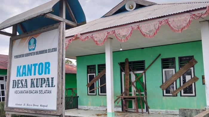 Kantor Desa Kupal, Kecamatan Bacan Selatan, Halmahera Selatan dipalang warga