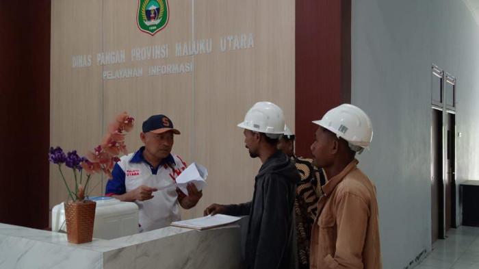INSPEKSI: Wakil Gubernur Maluku Utara Sarbin Sehe terlihat melakukan peninjauan langsung terhadap progres pembangunan Kantor Dinas Pangan (Dispang) Maluku Utara, Kamis (4/12/2025)