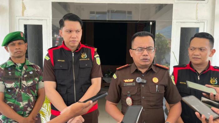 HUKUM: Kajari Tidore Kepulauan Sabar Evryanto Batubara (kedua dari kanan) saat bersedia diwawancarai usai memimpin penggeladahan kantor KPU Kota Tidore Kepulauan, Selasa (21/4/2026).