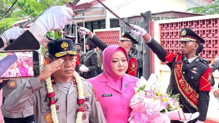 Kapolda Maluku Utara Brigjen Pol Arif Budiman dan istri Ny Rinny Arif, Sabtu (23/5/2026). Mereka tiba di markas Polda Maluku Utara yang berada di jalan Bhayangkara nomor 1, Desa Bukit Durian, Kecamatan Oba Utara, Kota Tidore Kepulauan, Sofifi, Provinsi Maluku Utara.