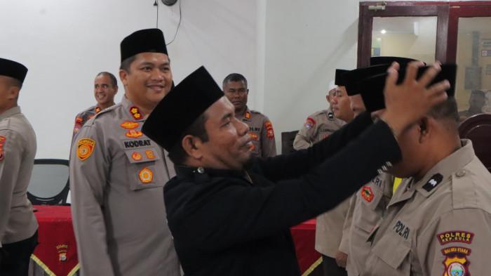 AGENDA: Kapolres Kepulauan Sula AKBP Kodrat Muh Hartanto mengukuhkan 10 orang da’i Kamtibmas jelang Ramadan 2026, Kamis (12/2/2026). Hadirnya puluhan da’i guna memberikan pendekatan religi yang humanis