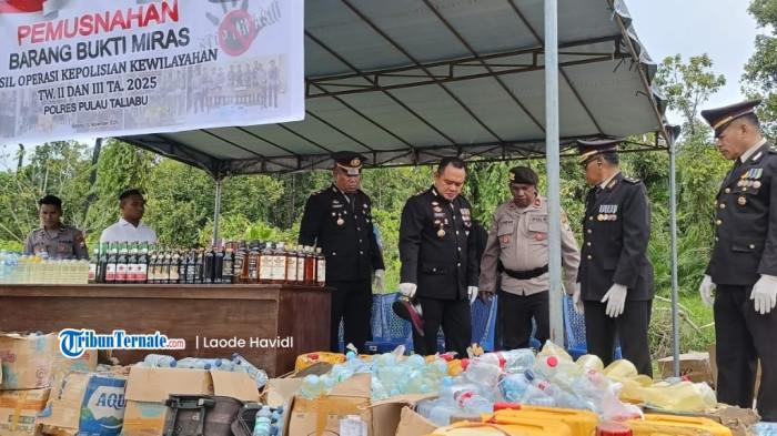 MIRAS: Berbagai macam jenis barang bukti (BB) minuman keras (Miras) hasil operasi KRYD Porles Pulau Taliabu yang dimusnahkan, Senin (10/11/2025)