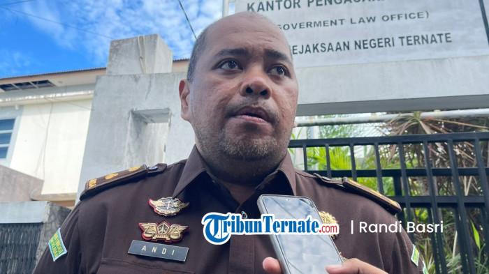 SOSOK: Kasi Intel Kejari Ternate yang baru Andi Hamzah Kusumaatmaja saat bersedia diwawnacarai awak media, Rabu (20/5/2026).