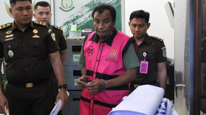 HUKUM: Salah satu tersangka yang di tahan Tim Penyidik Kejari Kepulauan Sula, Jumat (5/12/2025)