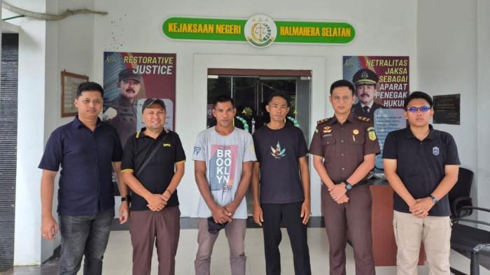 HUKUM: 2 terpidana illegal fishing (tengah kaos oblong) saat hendak dieksekusi ke Lapas Kelas III Labuha oleh Kejari Halmahera Selatan, Selasa (6/1/2026)