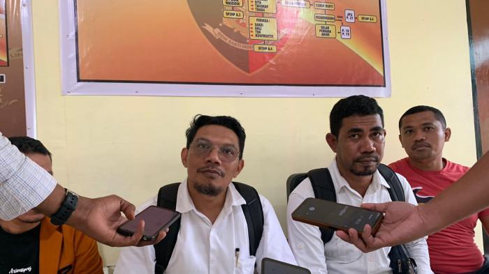HUKUM: Koordinator Tim Hukum Ongky Nyong Maulan Patra Syah (tengah) ketika menjelaskan kronologi penganiayaan terhadap kliennya, Senin (9/2/2026). Ia bersedia diwawancarai usai berkonsultasi dengan penyidik Satreskrim Polres Halmahera Selatan