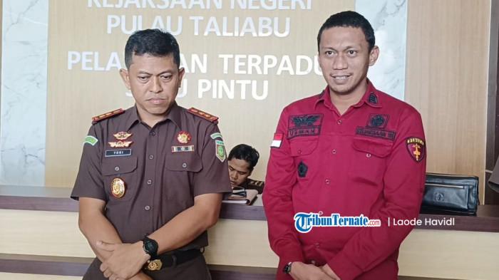 HUKUM: Kajari Pulau Taliabu Yoki Adrianus (kiri) dan Kasi Pidsus Kejari Pulau Taliabu Usman (kananI) saat diwawancara baru-baru ini