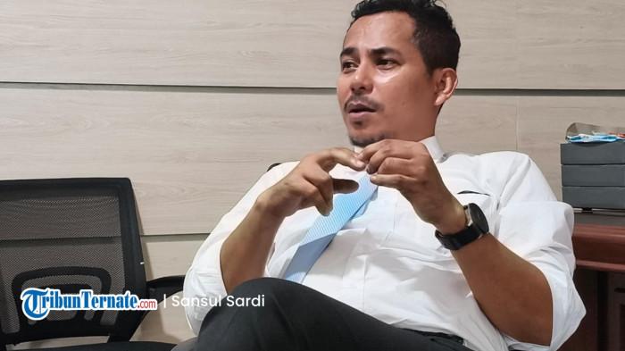 KEBIJAKAN: Plt Kepala BKD Maluku Utara Zulkifli Bian saat bersedia diwawancarai awak media diruang kerjanya, Rabu (12/11/2025).