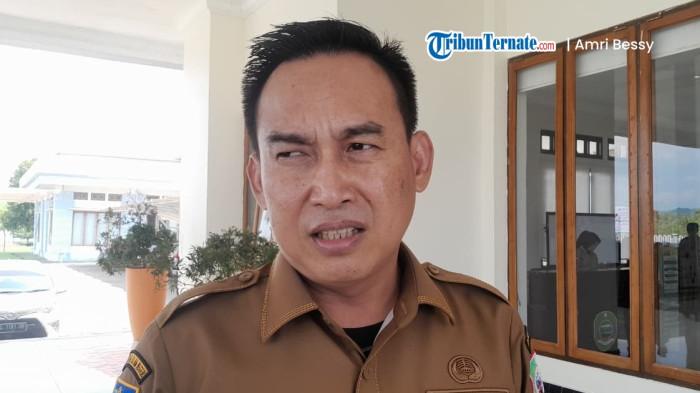 KEBIJAKAN: Sekkab Halmahera Timur Ricky Chairul Richfat saat bersedia diwawancarai disela-sela kerjanya, Senin (10/11/2025)