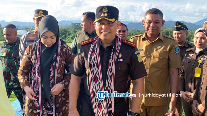 JABATAN: Sekkab Halmahera Selatan Safiun Radjulan (kanan tengah) saat mendampingi Kajari Tommy Busnarma berjalan keluar dari area Bandara Oesman Sadik Labuha, Selasa (3/11/2025).