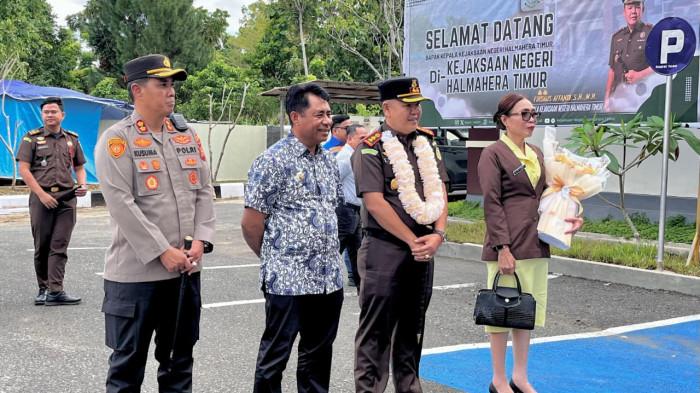 JABATAN: Kedatangan Kajari Halmahera Timur yang baru Firdaus Affandi yang didampingi Bupati Halmahera Timur Ubaid Yakub, Selasa (4/11/2025)