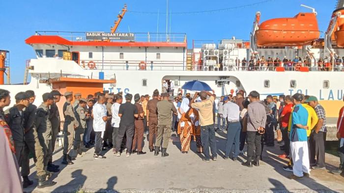 PENYAMBUTAN: Kedatangan Kejari Pulau Taliabu yang baru Yoki Adrianus disambut meriah, Jumat (14/11/2025)