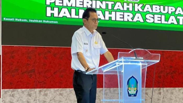 SOSIALISASI: Wakil Bupati Halmahera Selatan Helmi Umar Muchsin saat memberi sambutan dalam kegiatan penerangan hukum, Rabu (3/12/2025).