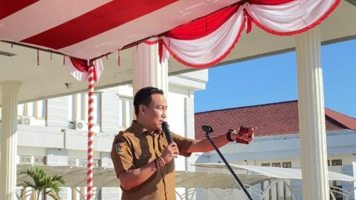 KEBIJAKAN: Sekkab Halmahera Timur Ricky Chairul Richfat pada sesi apel pagi bersama pegawai, Senin (20/10/2025)