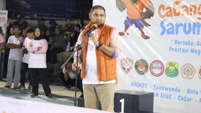 EVENT: Bupati Halmahera Selatan Bassam Kasuba ketika sambutan dalam pentutupan Kejuaraan Cabor Saruma 2025, Sabtu (22/11/2025) malam.