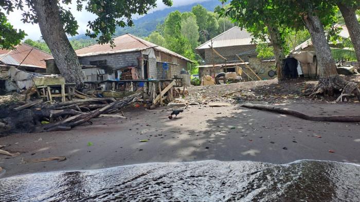 KELUHAN: Kondisi terkini rumah warga di RT 08/RW 03, Kelurahan Rua, Kecamatan Pulau Ternate, Selasa (19/5/2026). Warga sekitar bibir pantai mengeluh ombak sering masuk ke dalam rumah kala air pasang tiba