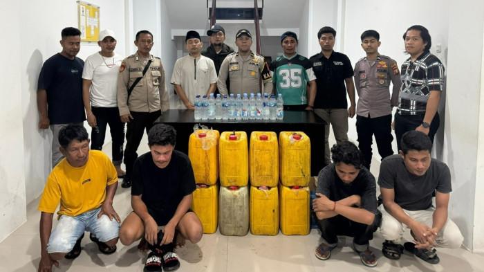 MIRAS: Personel Polres Pulau Taliabu menyita puluhan liter miras jenis cap tikus dan juga pemilik, Rabu (11/3/2026). Minuman haram tersebut disita dari 2 tempat yang berbeda
