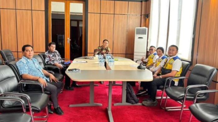 PROGRAM: Tampak Sekkab Halmahera Timur Ricky Chairul Richfat (tengah) bersama tim dari Kementerian PUPR di ruang rapat kantor bupati, Kamis (18/12/2025)