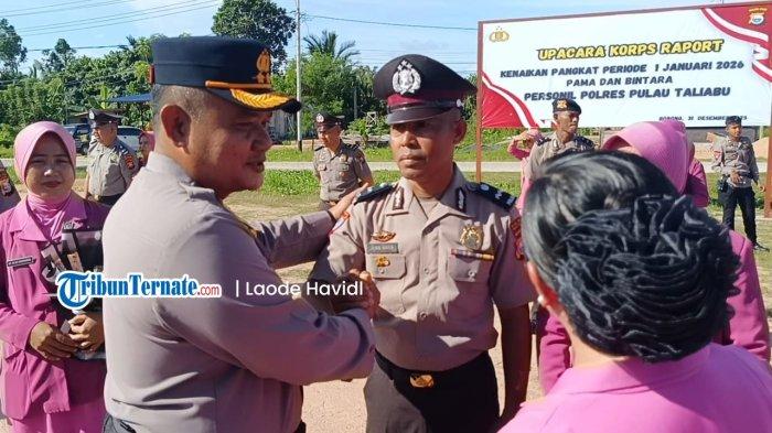 PANGKAT: Kapolres Pulau Taliabu AKBP Adnan Wahyu Kashogi berikan ucapan aelamat kepada personel yang naik pangkat, Rabu (31/12/2025)