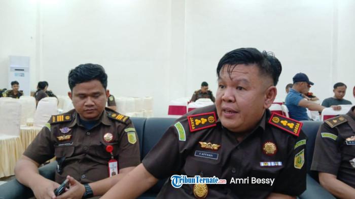 Kepala Kejari Halmahera Timur, Maluku Utara Firdaus Affandi (Kanan), Selasa (4/11/2025).