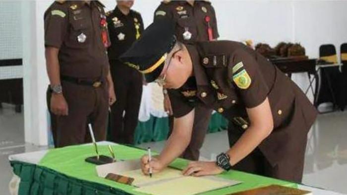 JABATAN: Achmad Fadli menandatangani surat keputusan (SK) terkait jabatan barunya sebagai Kepala Sub Seksi Bidang Tindak Pidana Khusus (Pidsus) Kejari Pulau Taliabu, Kamis (20/11/2025)