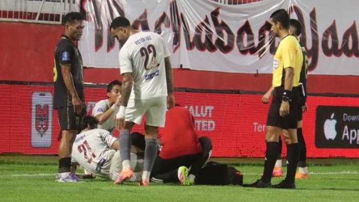 KOMPETISI: Kepemimpinan wasit Thoriq Alkatiri pada laga Malut United vs PSM Makassar di Stadion Gelora Kie Raha, Ternate, Sabtu (7/3/2026) malam. Di laga tersebut wasit lisensi FIFA ini mendapat perlakuan pemukulan oleh oknum suporter tuan rumah