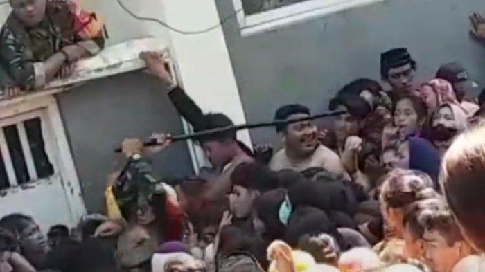 TNI Disebut Pukul Warga saat Pembagian Uang dan Sarung: Tak Terkendali, Ada 5 Orang Pingsan