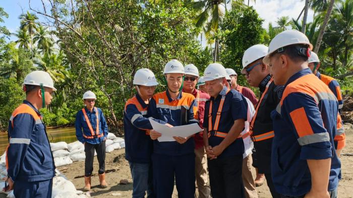 PROYEK: Wagub Maluku Utara Sarbin Sehe didampingi Sekprov Maluku Utara Samsuddin A Kadir dan beberapa OPD tehnis saat tinjau langsung di PT Feni