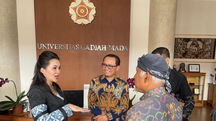 KERJA SAMA: Gubernur Maluku Utara Sherly Laos didampingi Kadikbud Maluku Utara Abubakar Abdullah usai melakukan MoU dengan UGM.