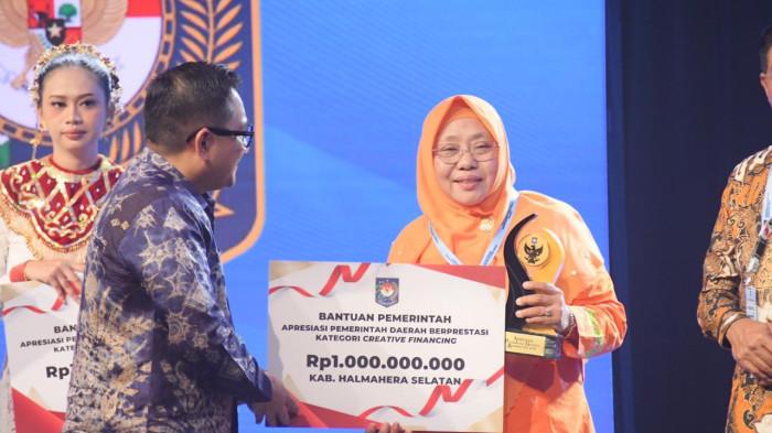 Ketua DPRD Halmahera Selatan, Maluku Utara, Salma Samad ketika menerima penghargaan dari Kemendagri, Selasa (19/5/2026).