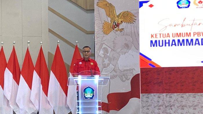 PESAN: Ketua Umum PBVSI Maluku Utara Muhammad Sinen ketika sambutan dalam kegiatan Rakerda PBVSI Halmahera Selatan, Minggu (15/2/2026). Pada kesempatan itu ia mengaku, Halmahera Selatan memiliki banyak atlet bola voli yang potensial