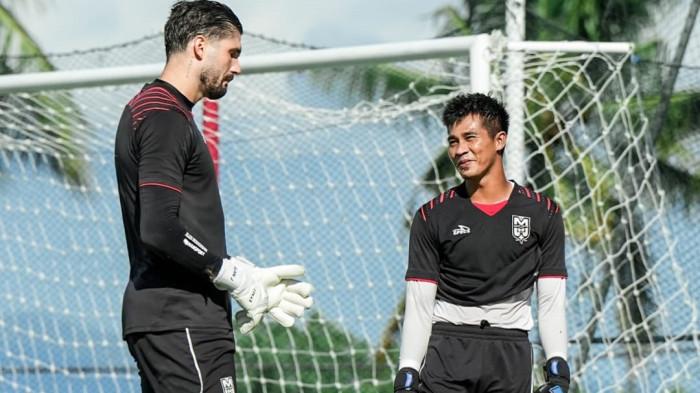 KOMPETISI: Alan Bernardon (kiri) dan Angga Saputro (kanan). Siapa yang cocok menjaga gawang Malut United kala bersua Persib Bandung dalam lanjutan Super League pekan ke 20, Jumat (6/2/2026) nanti