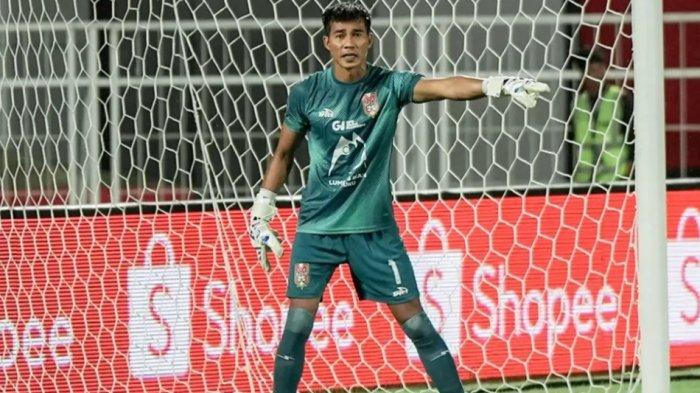 KOMPETISI: Kiper Malut United Angga Saputro