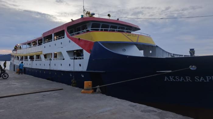 KLARIFIKASI: KM Aksar Saputra 06 sedang berlabuh disalah satu pelabuhan.