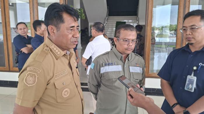 KOLABORASO: Bupati Halmahera Timur Ubaid Yakub bersama pihak PT Antam Grup saat diwawancarai awak media, Selasa (7/4/2026)