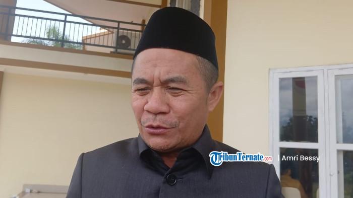 STATEMENT: Wakil Bupati Halmahera Utara Anjas Taher saat bersedia diwawancarai usai menghadiri paripurna ke 6 DPRD, Selasa (11/11/2025)