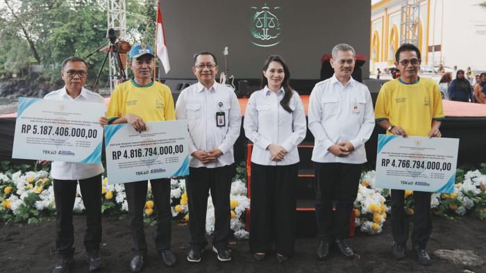 KOMITMEN: Gubernur Maluku Utara Sherly Laos foto bersama di acara peluncuran aplikasi Jaga Desa di Pantai Sulamadaha, Kota Ternate, Rabu (3/9/2025)
