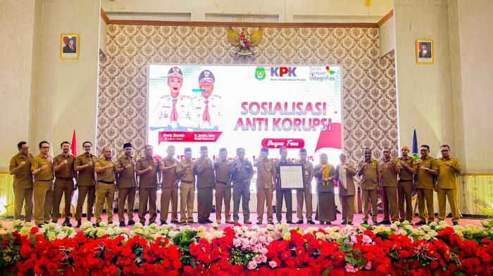 KOMITMEN: Foto bersama pimpinan OPD lingkup Pemprov Maluku Utara dengan Wagub Maluku Utara Sarbin Sehe usai melakukan penandatanganan pakta integritas anti korupsi yang berlangsung di kantor Gubernur di Sofifi, Senin (8/9/2025)