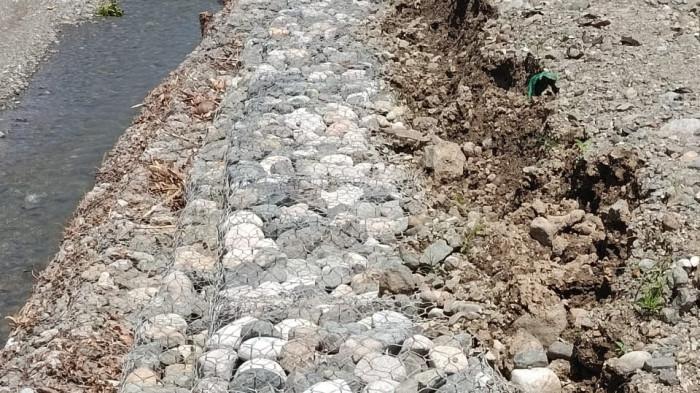 PROYEK: Kondisi bronjong sungai di Desa Jojame, Kecamatan Bacan Barat Utara setelah rampung dikerjakan akhir tahun lalu, Selasa (10/2/2026). Kejari Halmahera Selatan didesak ambil langkah hukum atas proyek tersebut