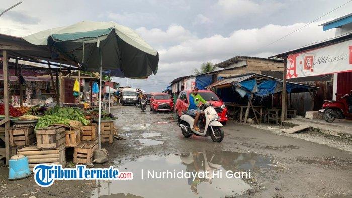 KELUHAN: Tampak genangan air di jalan Pasar Modern Labuha, Kecamatan Bacan, Halmahera Selatan, Senin (18/5/2026).
