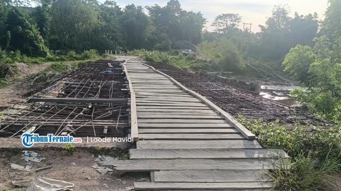INFRASTRUKTUR: Kondisi terkini jembatan penghubung ke Desa Ratahaya, Kecamatan Taliabu Barat, Minggu (20/11/2025). Lokasi ini merupakan bekas jembatan mangkrak yang tidak selesai dikerjakan