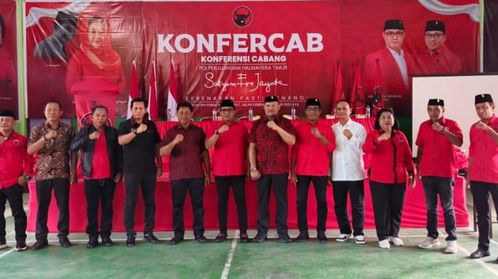 Bupati Halmahera Timur Ubaid Yakub foto bersama usai Konferensi Cabang (Konfercab) PDIP Halmahera Timur di Aula Kantor Desa Bumi Restu, Kecamatan Wasile, Selasa (2/12/2025)