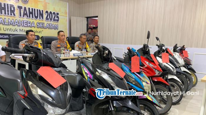 HUKUM: 8 sepeda motor hasil curian dipamerkan dalam konferensi pers akhir tahun 2025 oleh Polres Halmahera Selatan, Rabu (31/12/2025)