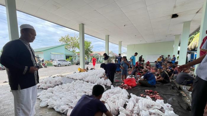 IDUL ADHA - Korem 152 Babullah Ternate, Maluku Utara sembelih 20 ekor sapi di Hari Raya Idul Adha 1447 H/2026 Masehi. Daging kurban tersebut dibagikan ke masyarakat pada Kamis (28/5/2026).